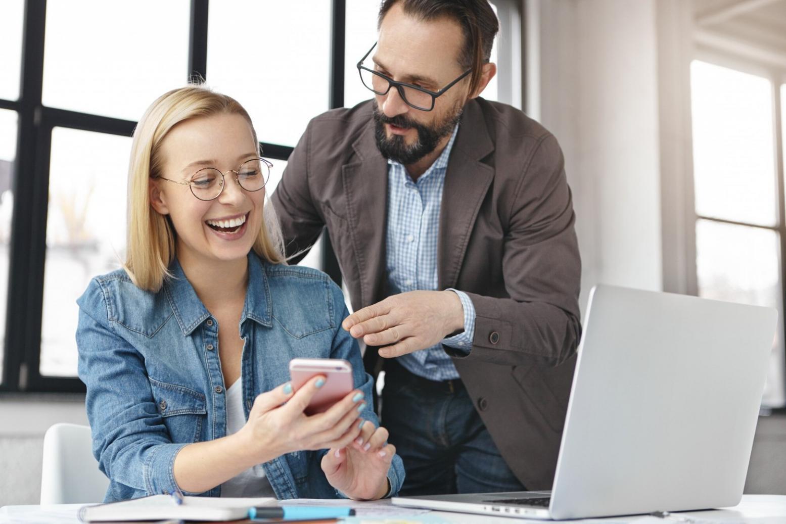Profesionales trabajando en análisis financiero durante sesión de formación especializada